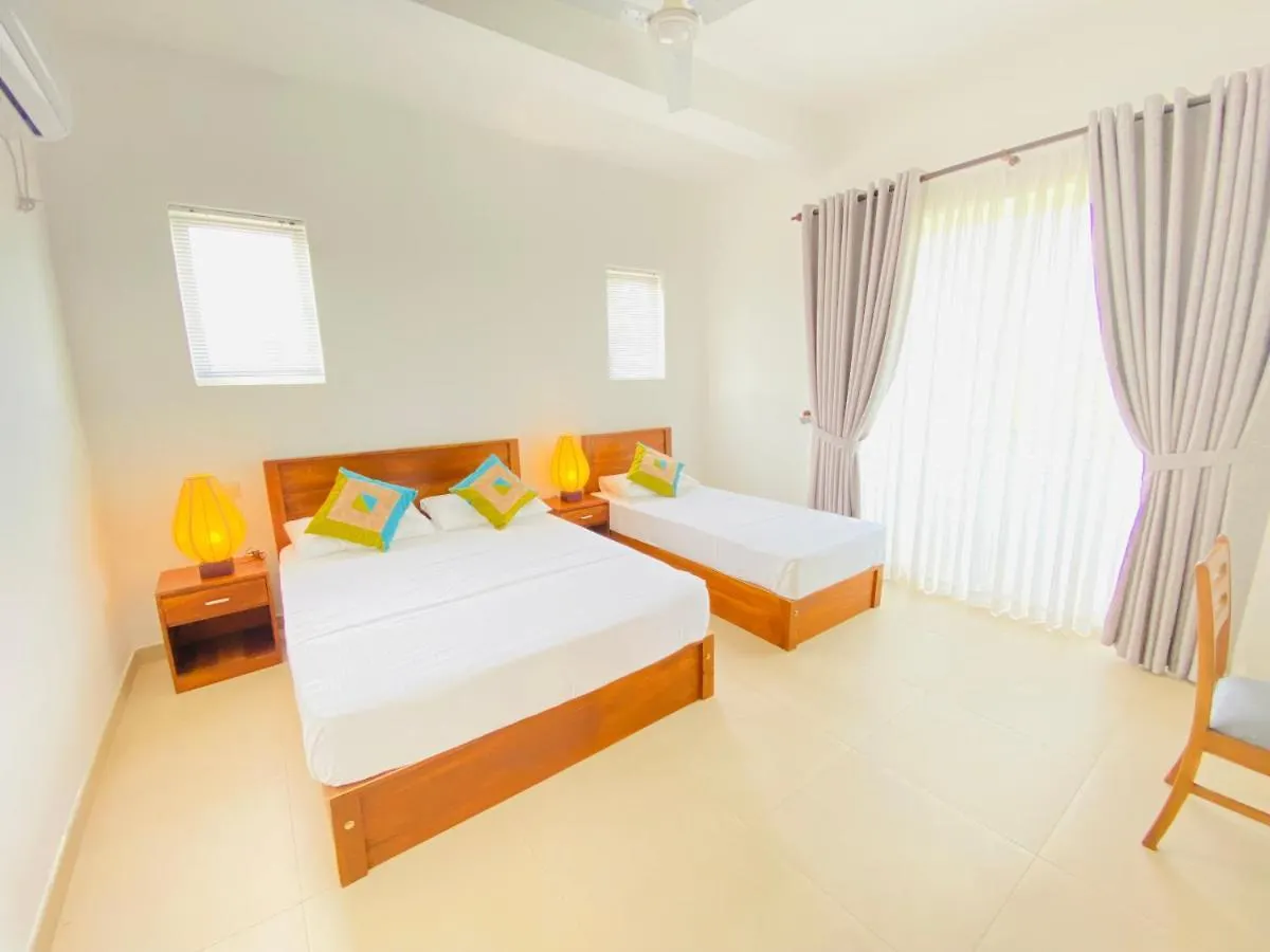 Srimadis Villa Near Airport - Negombo Gasthof